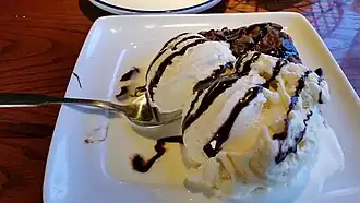 roomijs met chocoladesaus