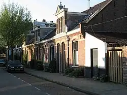 Arbeidershuisjes in Diamantstraat, met neorenaissance-elementen (A.L. van Gendt)