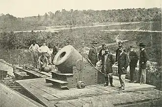 De "Dictator", een belegeringsmortier vanaf een spoorwegrail bij Petersburg die granaten van 33 cm diameter en 100 kg afvuurde. Op de voorgrond is de rechtse figuur brigadegeneraal Henry J. Hunt bevelhebber van de artillerie van het Army of the Potomac.Miller, et al., vol. 3, p. 186.