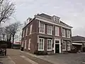 Kantoor (oorspronkelijk herenhuis). Voormalig Herenhuis. Nu in gebruik als (advocaten)kantoor. Aanbouw uit ca. 1960..