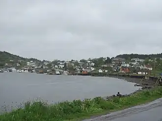 Zicht op het aan de baai gelegen toeristische dorpje Dildo