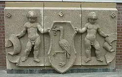 Stadswapen uit het voormalige stadhuis (1953), Burgemeester de Monchyplein, Den Haag