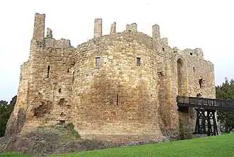 Dirleton Castle met donjon en poortgebouw