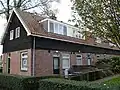 Disteldorp: Noodwoningen in traditioneel bouwen-stijl