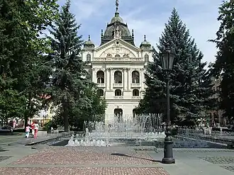 Het Staatstheater van Košice aan de Hlavna ulica.