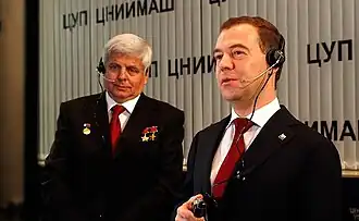 Links Solovjov op 12 april 2011 met Dmitri Medvedev