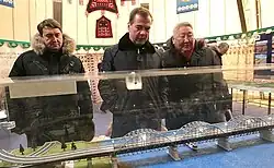 President Dmitri Medvedev bij een maquette van de toekomstige gecombineerde weg- en spoorbrug over de Lena (2011).