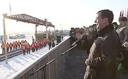 Medvedev bij de voltooiing van het spoor van Berkakit naar Nizjni Bestjach (2011)