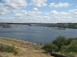 Stuwdam van de waterkrachtcentrale DnjeproGES in Zaporizja, Oekraïne