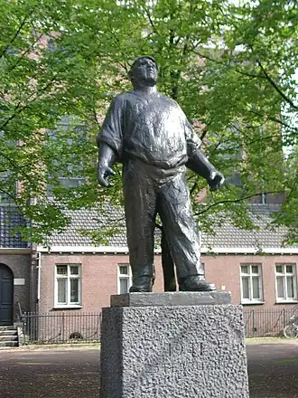 De Dokwerker, monument ter nagedachtenis aan de Februaristaking op het Jonas Daniel Meijerplein. Op de achtergrond is de Portugees-Israëlietische Synagoge
