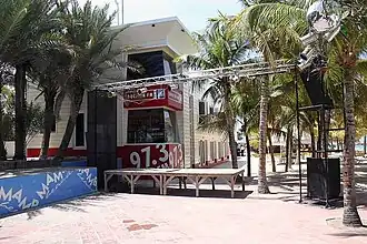 Studio van het radiostation Dolfijn FM aan het strand van Seaquarium Beach, Curaçao.