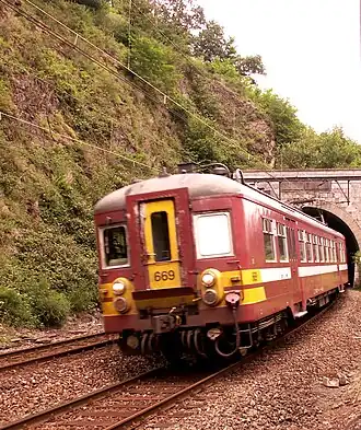 trein verlaat de tunnel van Dolhain
