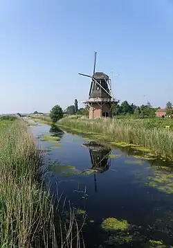 Udema's molen gezien over het Beerster Zijldiep