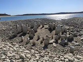 28 juli 2019: door de lage waterstand in het stuwmeer ligt de dolmen volledig boven water