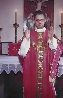 Priester in de jaren 60 van de 20ste eeuw. Het manipel is in onbruik geraakt.