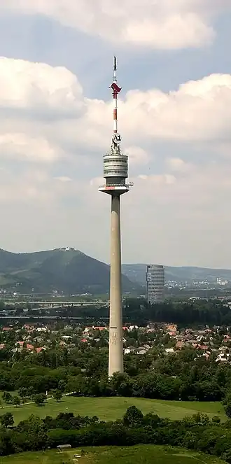 Zicht vanuit het noordwesten op de Donauturm.