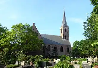 Een klein gedeelte van de begraafplaats met de kerk op de achtergrond
