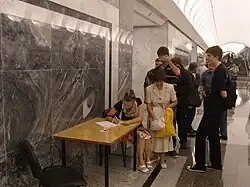 Burgers schrijven in het gastenboek na de openingsceremonie