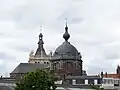 De koepel van de kerk naast de classicistische torenspits van de kerk