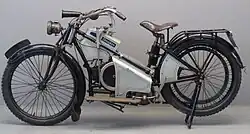 Tijdens de Eerste Wereldoorlog lag vrijwel de hele Britse motorfietsindustrie stil, maar Douglas bracht nog nieuwe modellen uit, waaronder dit Model X damesmodel