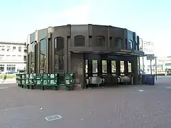 Het ronde toegangsgebouw
