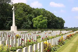 Overzicht met Cross of Sacrifice