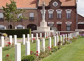Overzicht met Cross of Sacrifice