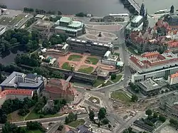 Luchtfoto van de Zwinger met rechts het Taschenbergpalais (2006)
