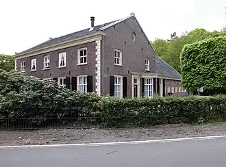 dwarshuisboerderij, kapberg en schaapskooi Engweg 50