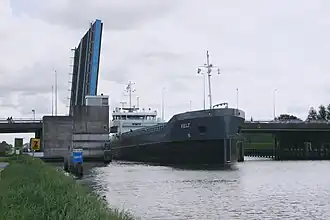 Kustvaarder Kelt passeert de Driebondsbrug