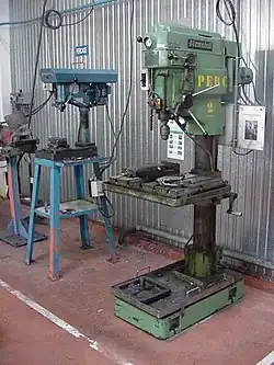 Tafelboormachine (links), kolomboormachine (rechts)