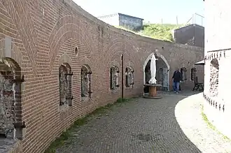 De droge gracht van het fort en huidige toegangsweg