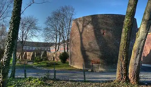 De Dikke Toren en andere restanten van de stadsmuur bij het Stift-Gymnasium