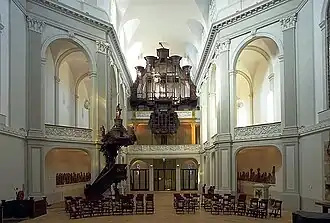 Interieur met het orgel in 2007