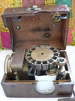 Duivenklok Benzing binnenin.