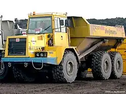 Kiepwagen met knikbesturing, te vinden op bouwterreinen, steen-, zand- en kiezelgroeven