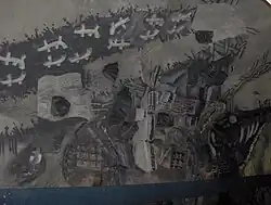 Een van de reliëfs op de tunnelwand.