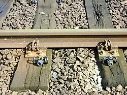 Bevestiging van de spoorstaaf, type draadveerklem op rughellingplaat (Nederland)