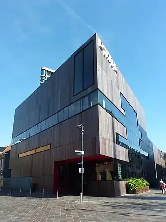 Dynamo, schoolgebouw van de Metal FactoryDe Wereld Draait Door (2013). Heavy metalopleiding: Metal Factory. BNNVARA.