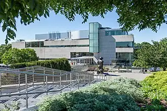 Huidige ingang en nieuwbouwsectie