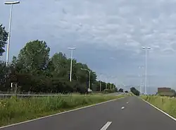 RX-armaturen (middenberm twee maal twee armaturen) en GSO-armaturen (achter), E34 / N49, ter hoogte van Sint-Gillis-Waas (nog aanwezig in het landschap, maar afgeschakeld in 2025)