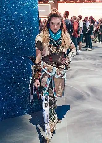 Een cosplayer verkleed als Aloy.
