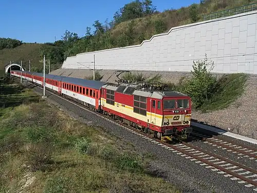 Tsjechische EuroCity met ČD 371-locomotief van Praag via Berlijn naar Aarhus.