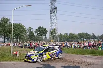 2016: Dennis Kuipers stuurt zijn Ford Fiesta RS WRC door haakse bocht tijdens de 52e ELE Rally