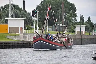 De HELENA komt sluis Hagestein uit.