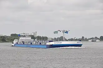 De Aventura, een binnenvaarttanker, getuige het blauwe bord aan de verkeerde wal