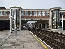 De zuidkant van de perrons, met duidelijk zichtbaar de trappenhuizen naar de kantoren boven het spoor.