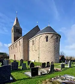 Zuidoostelijke gevel met het gereconstrueerde koor, foto 2022