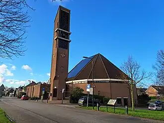 Het kerkgebouw vanaf de Voordijk