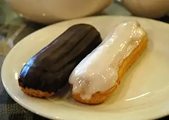 Twee eclairs, een met een chocoladelaag en een met een glazuurlaag